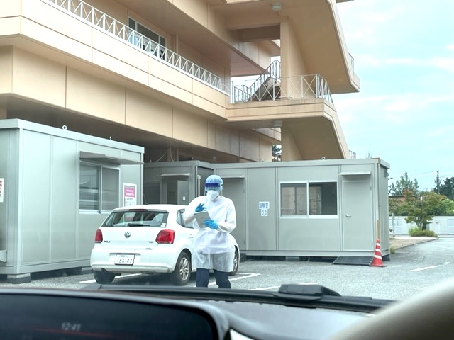 軽井沢病院のドライブスルー診療。ドクターたちは毎日防護服で大変な仕事だと思います。